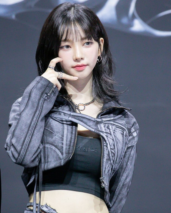 검정 탱크탑 에스파 카리나