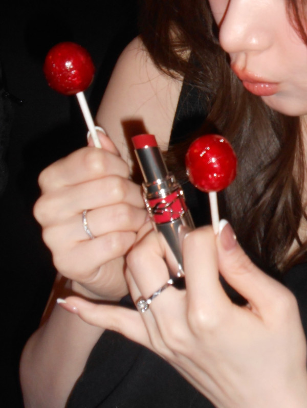 빨간 사탕을 빠는 트와이스 사나