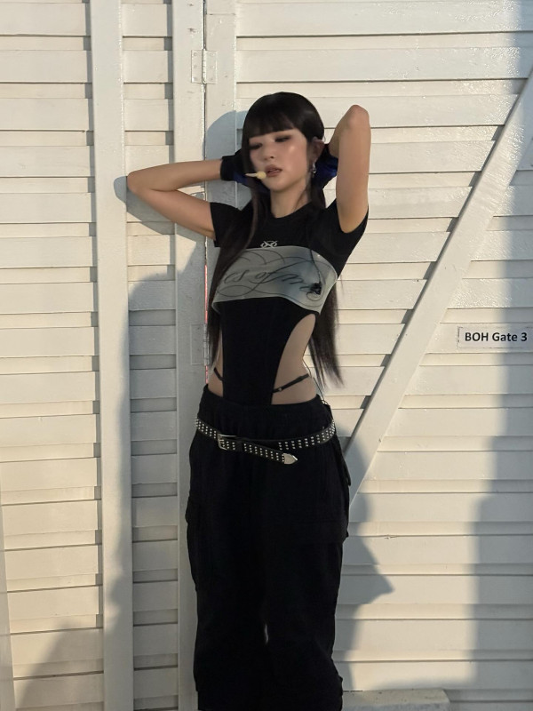 팬티끈 올라온 검정 모노키니 의상 레드벨벳 슬기.jpg