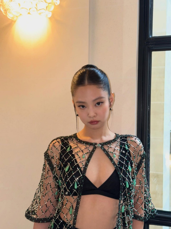 제니 파격적인 란제리 의상