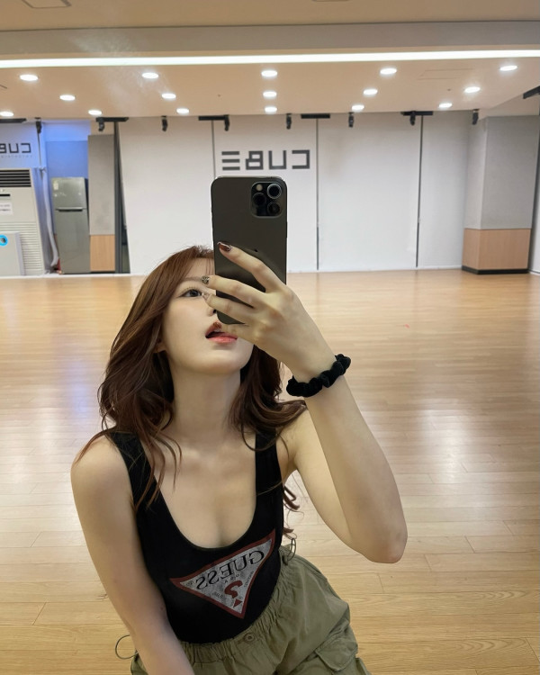 검은색 GUESS 민소매 요망한 아이들 슈화