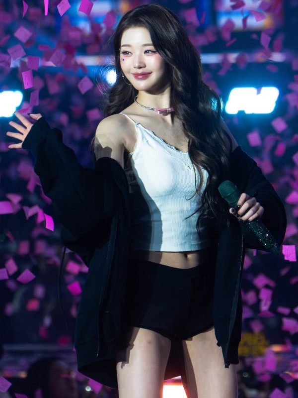 흰 레이스 캐미솔 장원영