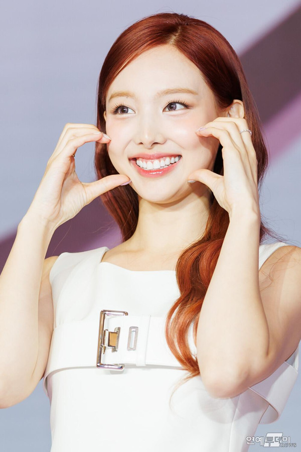 계단 오르는 트와이스 나연