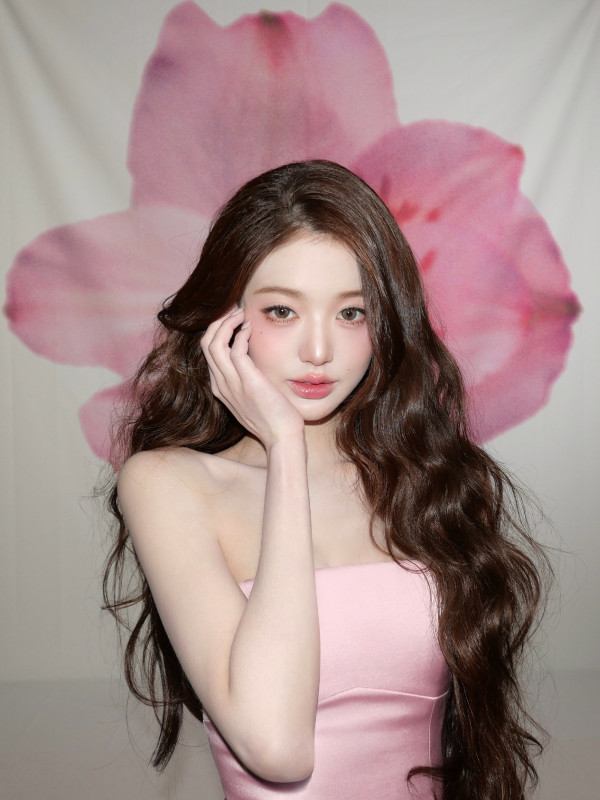 아이브 원영 핑크색 오프숄더