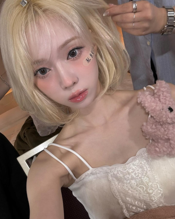 밴드를 붙인 에스파 윈터