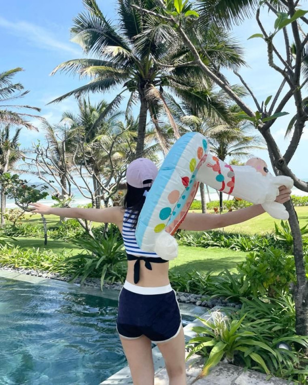 오마이걸 아린 원오프숄더 수영복  + 청핫팬츠