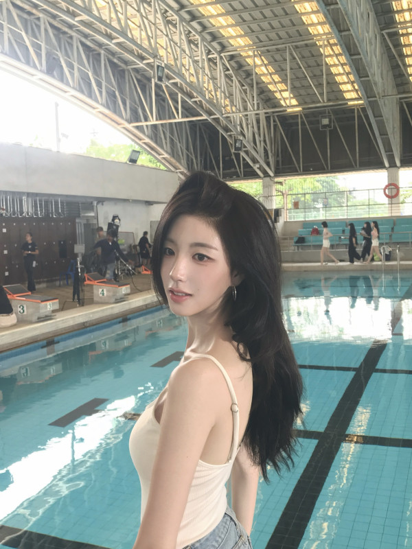 수영장에서 촬영한 트리플에스 박소현