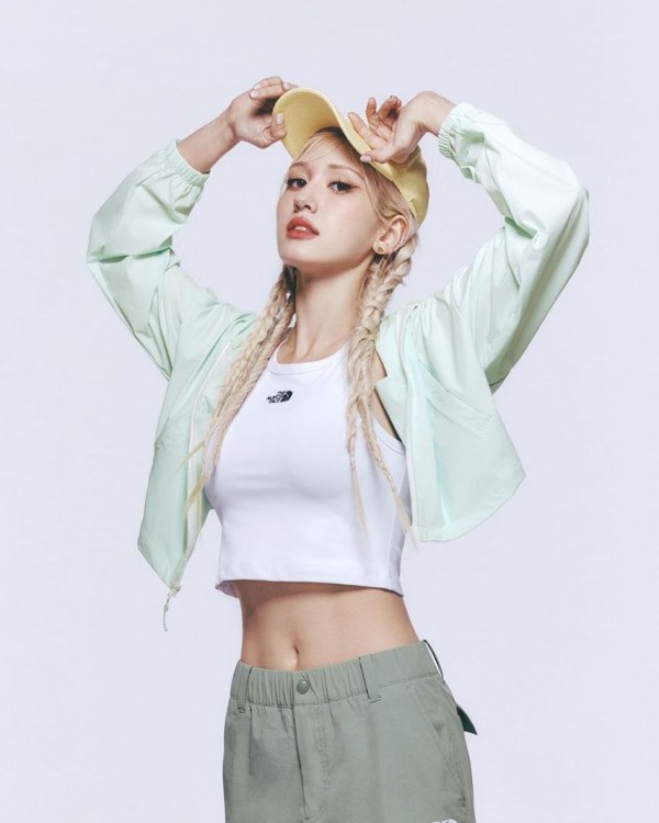 스포티한 전소미 노스페이스 회색 민소매