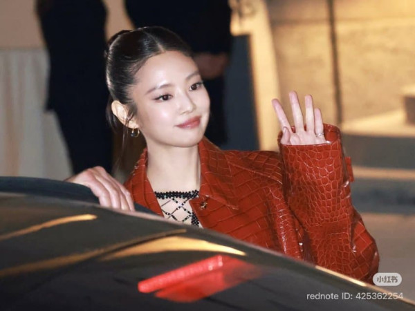 제니 파격적인 란제리 의상