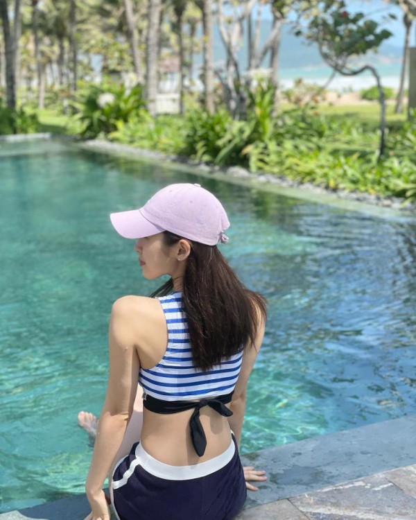 오마이걸 아린 원오프숄더 수영복  + 청핫팬츠