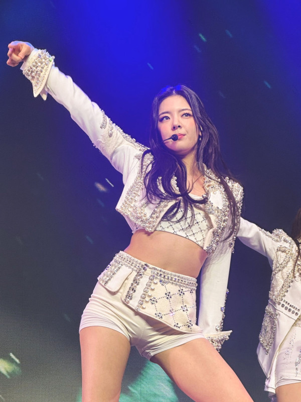 타이트한 흰 핫팬츠 itzy 리아