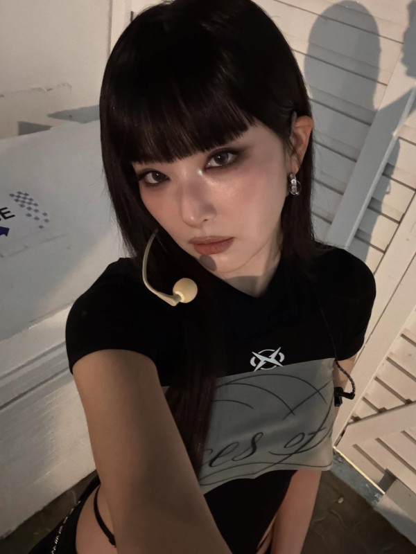 팬티끈 올라온 검정 모노키니 의상 레드벨벳 슬기.jpg