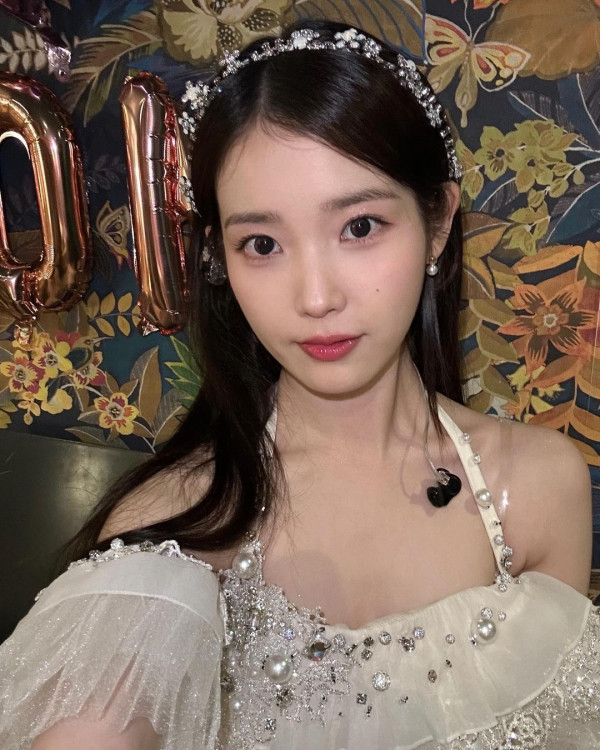 러블리한 화이트 오프숄더 프릴의상 아이유