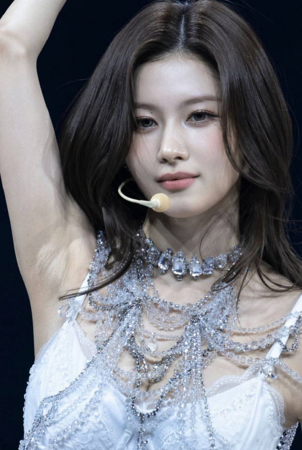 두팔 위로 올리는 트와이스 사나