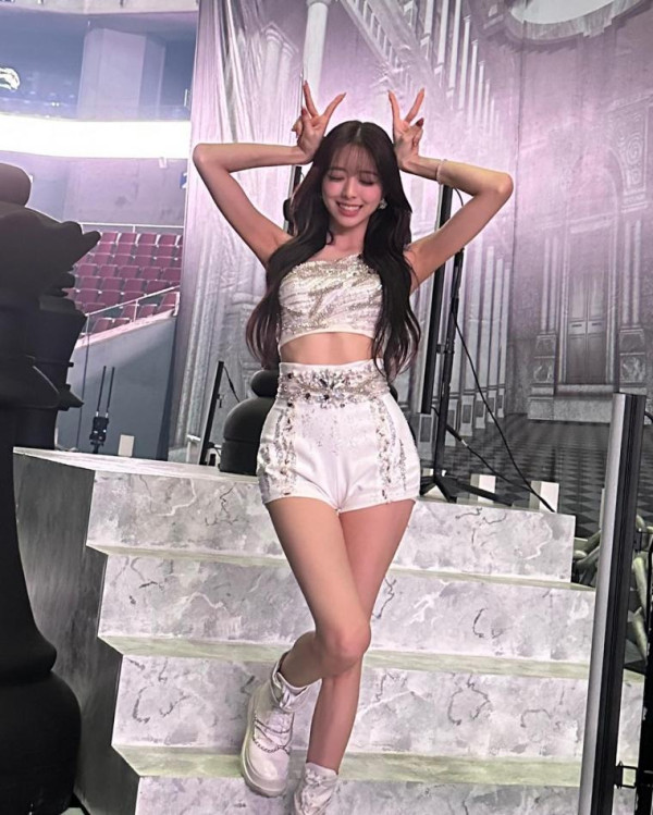 무대 뒤에 걸터앉은 ITZY 유나