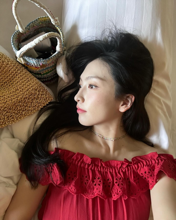 블랙톤 수영복 입은 카라 강지영