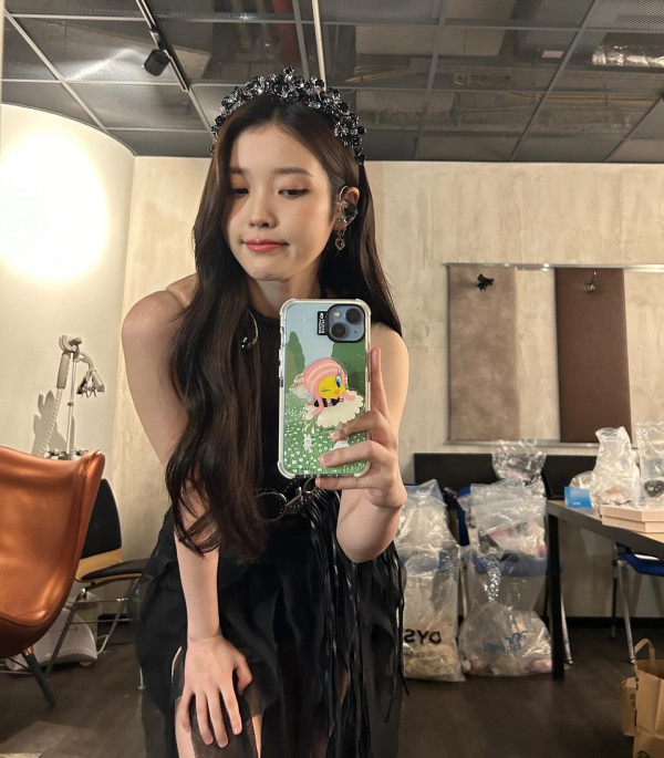 러블리한 화이트 오프숄더 프릴의상 아이유