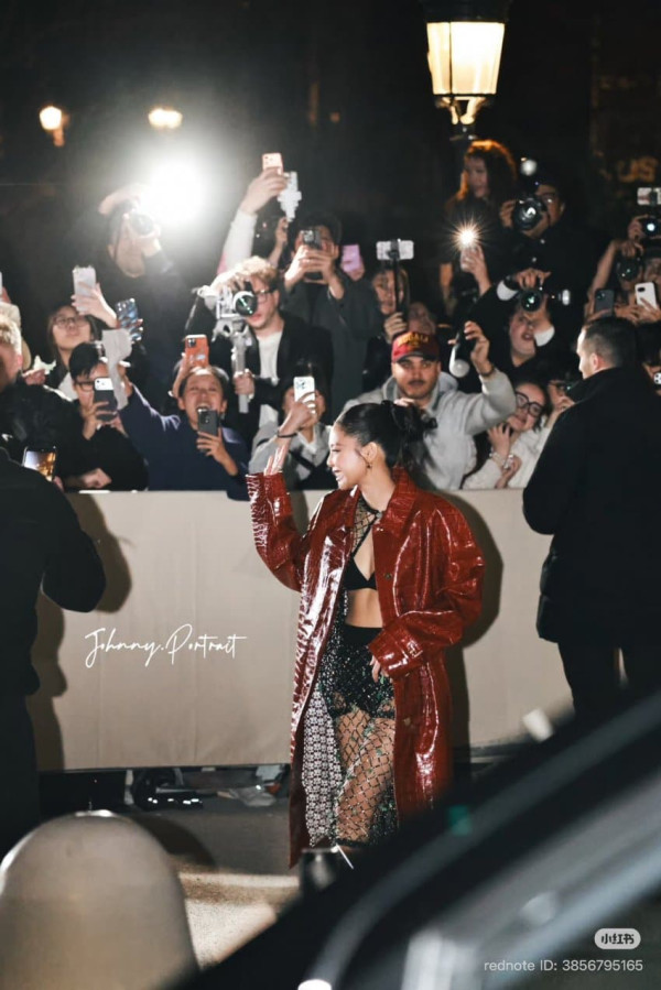 제니 파격적인 란제리 의상