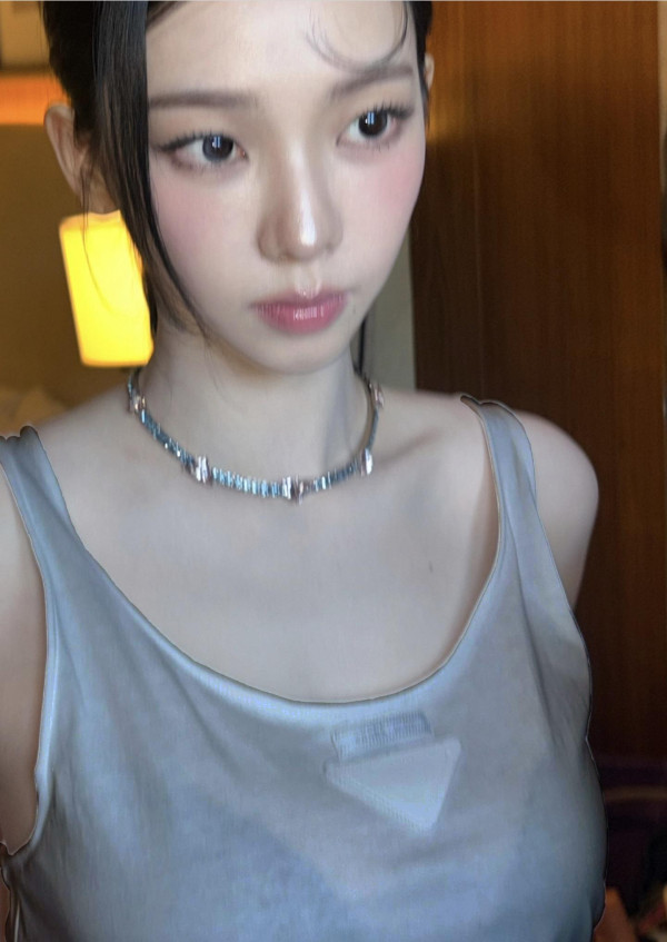 검정 브라 비치는 흰 나시 에스파 카리나