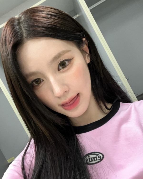 혀 빼꼼 내민 핑크색 크롭 반팔티 아이들 미연