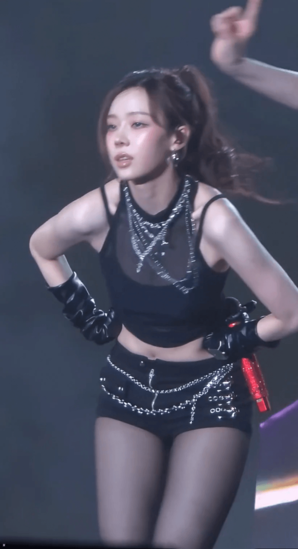 검정 스타킹 에스파 윈터 VS 카리나.jpg