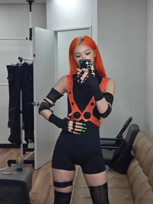 르세라핌 김채원 대기실에서 검정 바디수트 하체