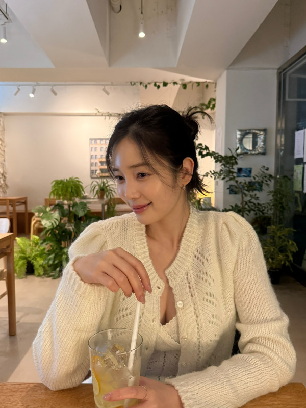 슴골 보이는 흰 가디건 에이프릴 윤채경.jpg