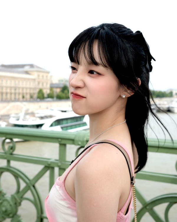 핑크색 끈원피스 아이들 우기