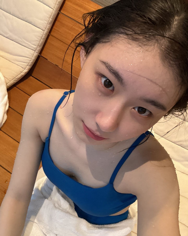 파란색 수영복 ITZY 채령