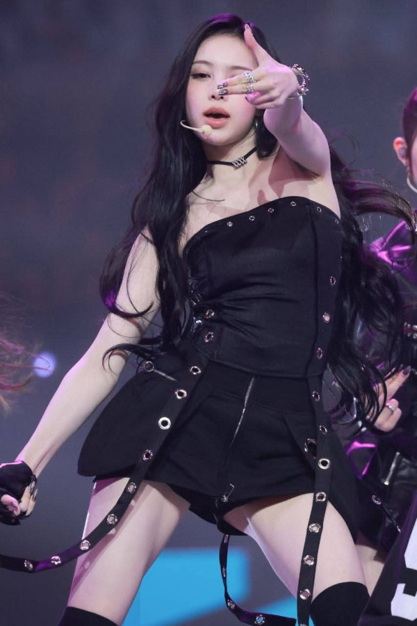 하츠투하츠 이안 검정 오프숄더 의상
