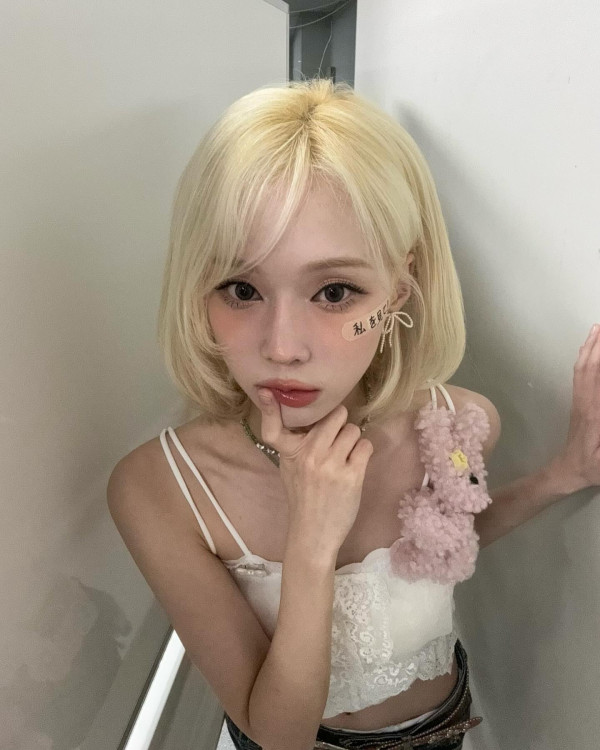 밴드를 붙인 에스파 윈터