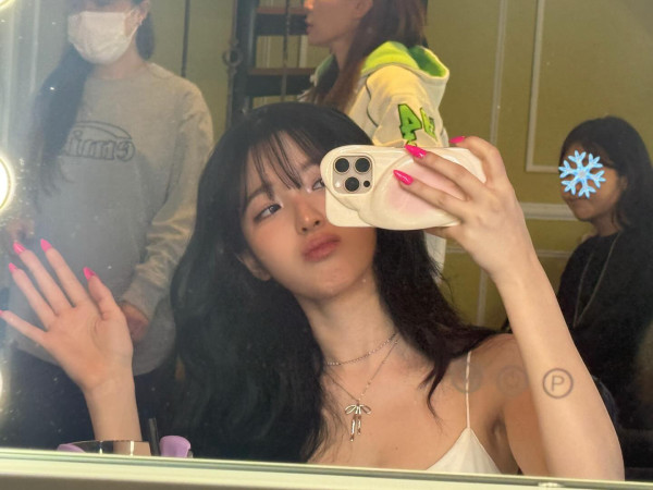 흰 끈나시 프로미스나인 백지헌.jpg