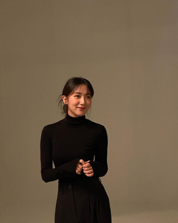 배우 표예진 검은색 목폴라티