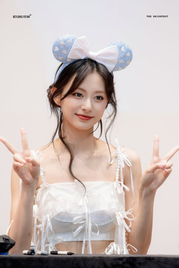 흰 끈나시 트와이스 쯔위