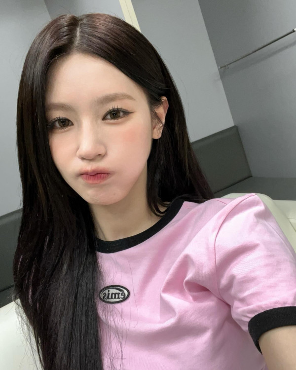 혀 빼꼼 내민 핑크색 크롭 반팔티 아이들 미연