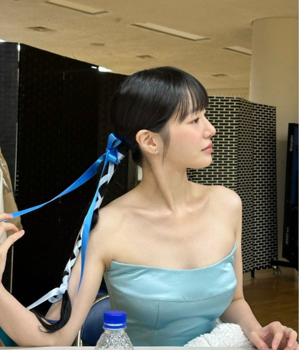 연세대 축제 MC 배우 박규영 오프숄더 드레스 몸매