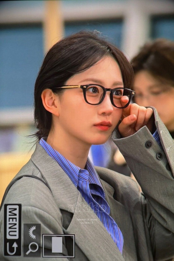 회색 정장자켓 엔믹스 오해원.jpg