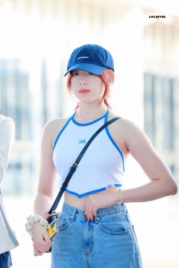 등짝은 거의 수영복 수준인 흰 끈홀터넥 나시 아이들 슈화