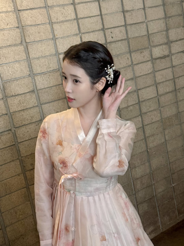 21세기 대군부인 아이유 살구빛 한복자태