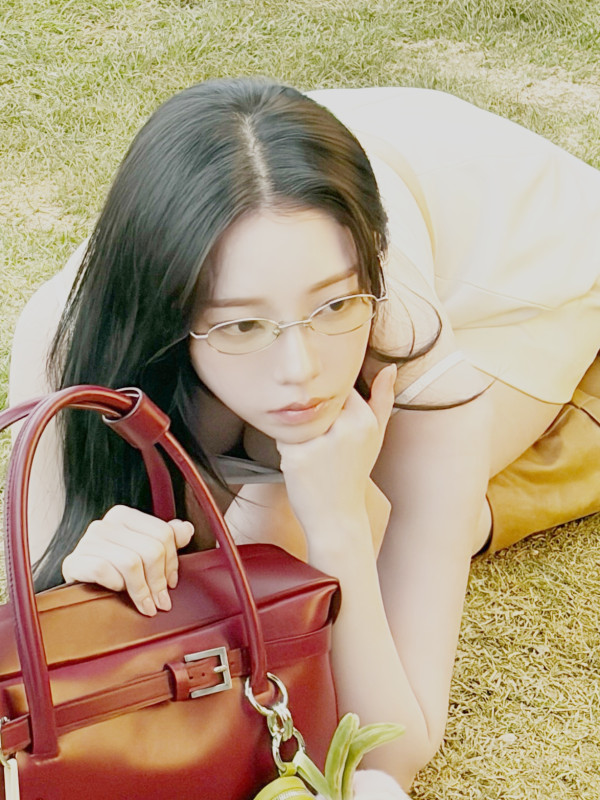 턱 괴고 엎드린 에스파 카리나