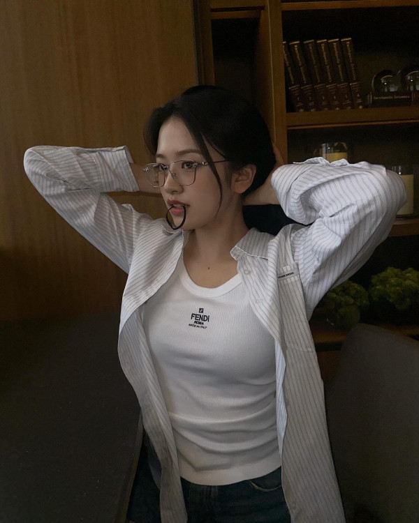 머리 묶는 안유진