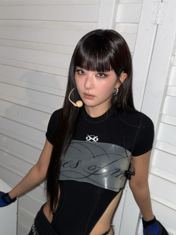 팬티끈 올라온 검정 모노키니 의상 레드벨벳 슬기.jpg