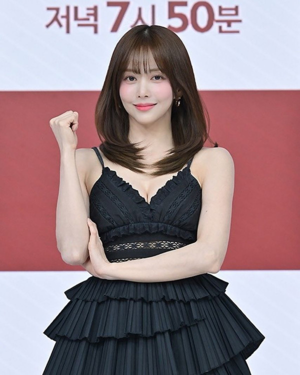 배우 한보름 검정 레이스 끈원피스