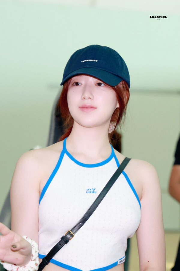 등짝은 거의 수영복 수준인 흰 끈홀터넥 나시 아이들 슈화