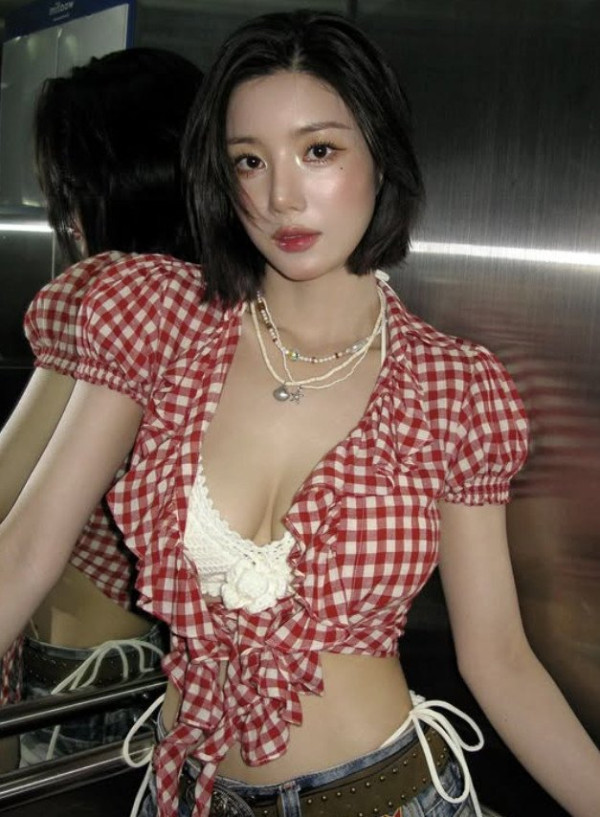 권은비 워터밤 의상을 입은 ITZY 채령.jpg