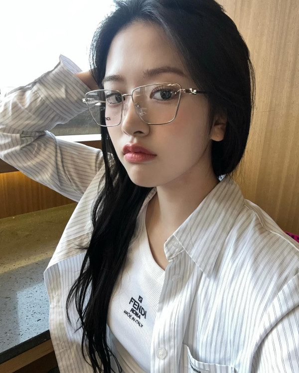 머리 묶는 안유진
