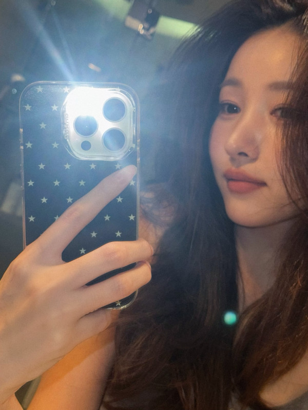 거울 셀카 찍는 여자친구 소원