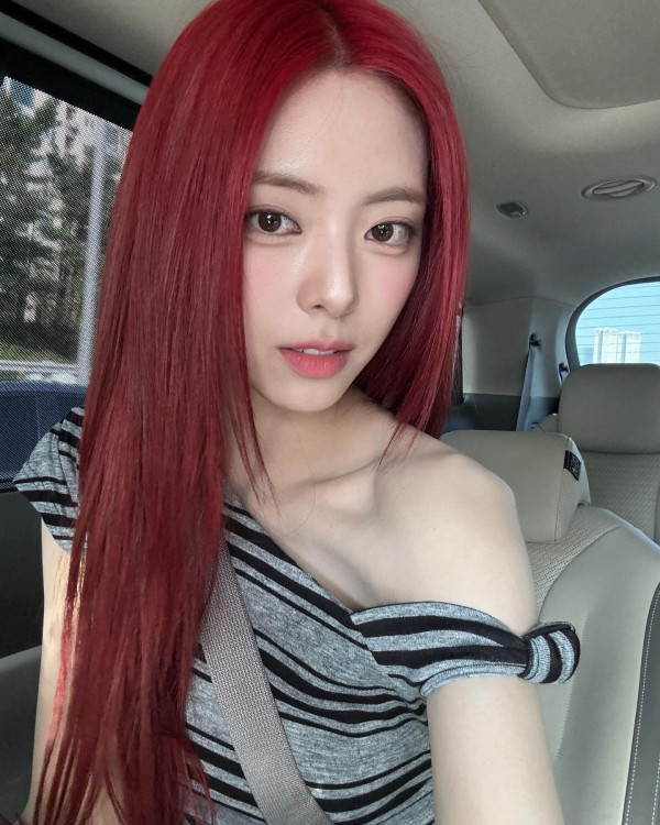 잘록한 허리배꼽 itzy 유나