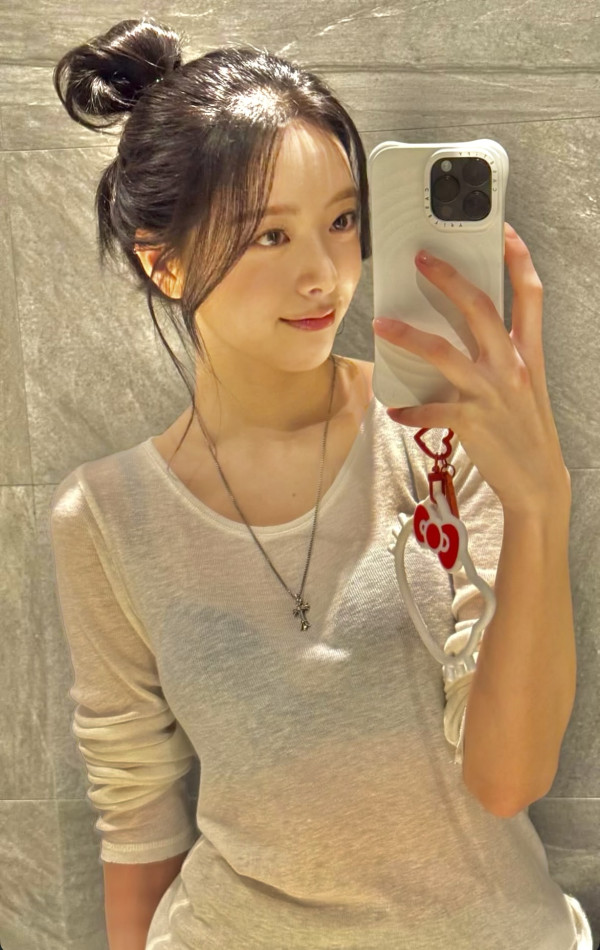 검정 브라 비치는 얇은 흰티 ITZY 유나.JPG