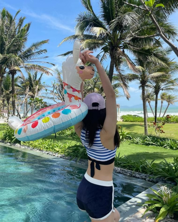오마이걸 아린 원오프숄더 수영복  + 청핫팬츠